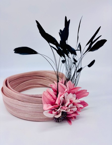 Turban d'invité avec plumes de coq noir et fleurs