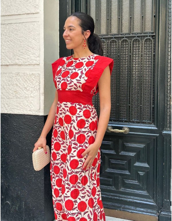 Vestido midi estampado con escote cerrado y detalle fajín