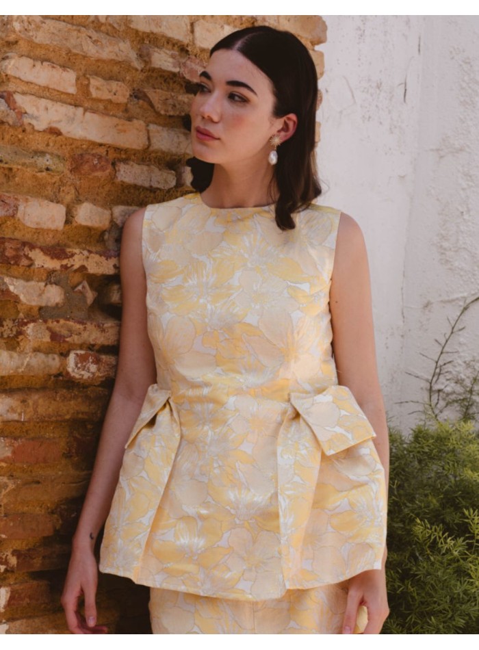 Top à bretelles en brocart jaune avec fleurs et semi péplum