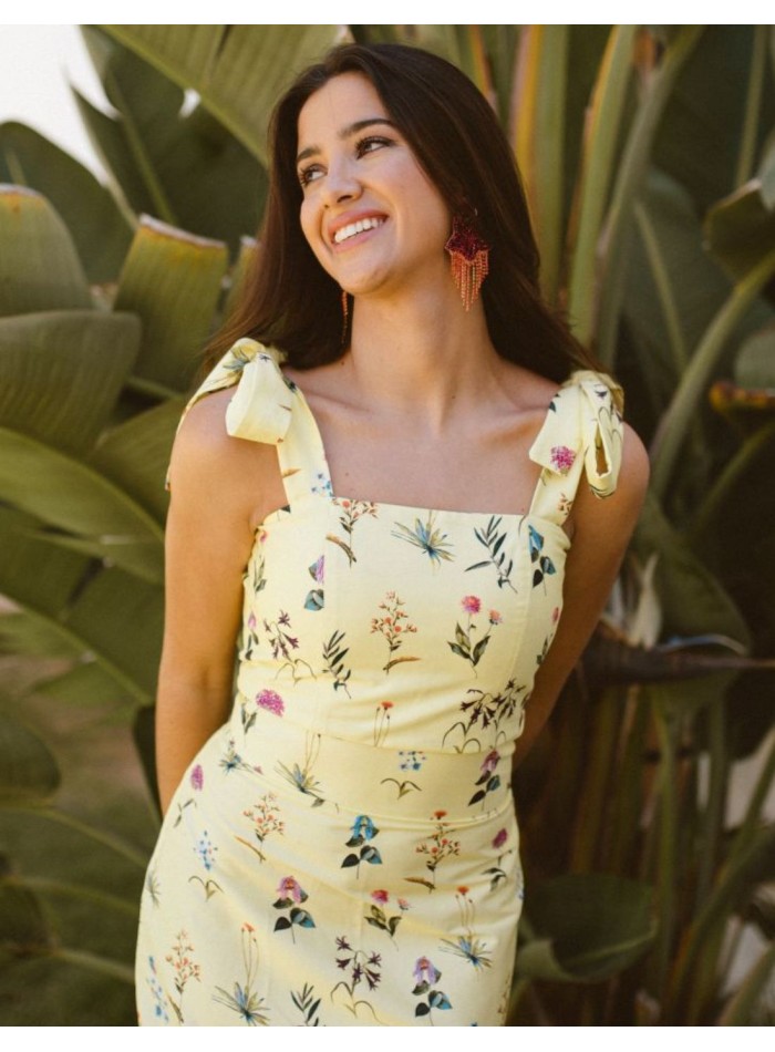 Top amarillo con estampado floral y lazadas para eventos