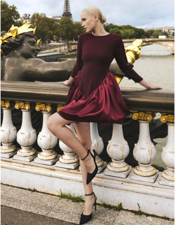 Vestido corto burdeos con cuerpo mate y peplum brillo