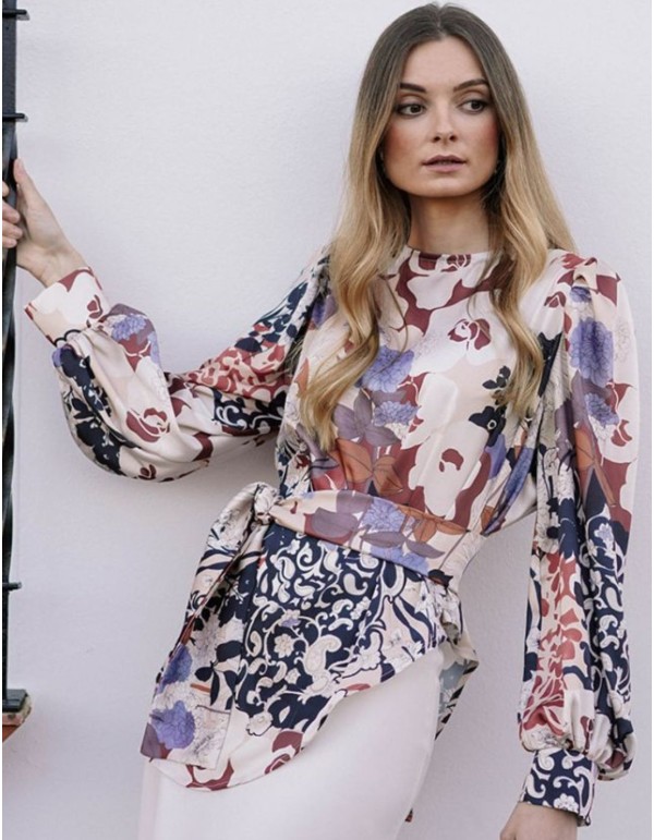 Top estampado tipo blusa con bajo asimétrico y lazada para eventos