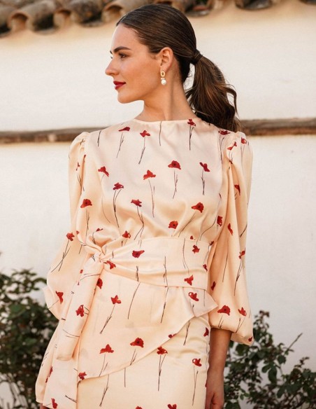 Top estampado asimétrico y lazada en cintura con manga larga abullonada