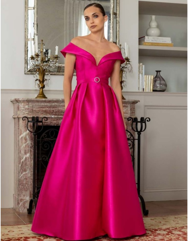 Vestido largo de invitada con escote bardot y cinturón joya