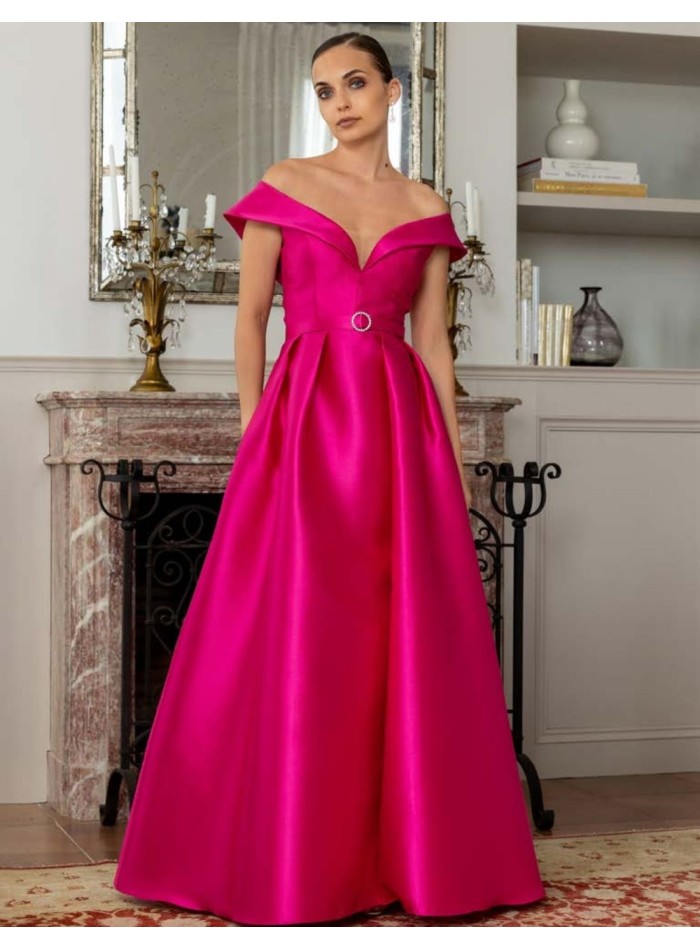 Longue robe d'invité avec encolure bardot et ceinture ornée de bijoux