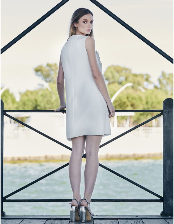 Vestido corto liso con detalle de flores 2