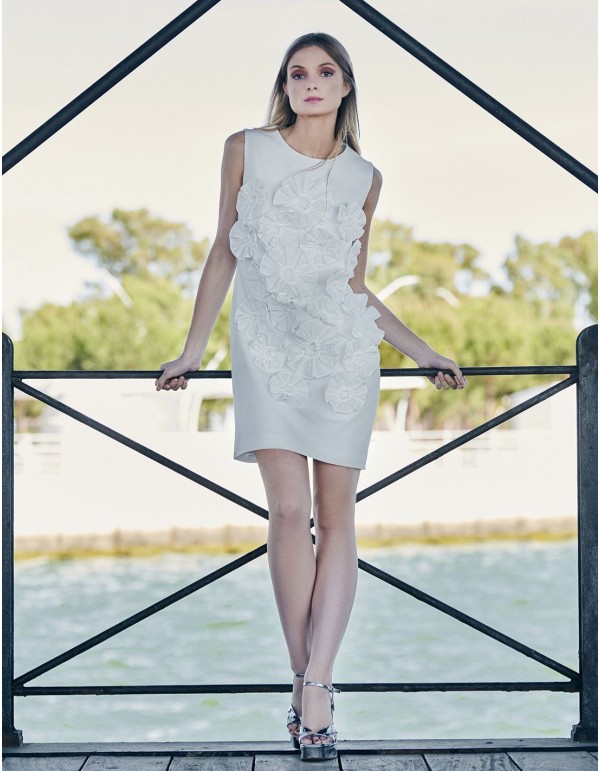 Vestido corto liso con detalle de flores