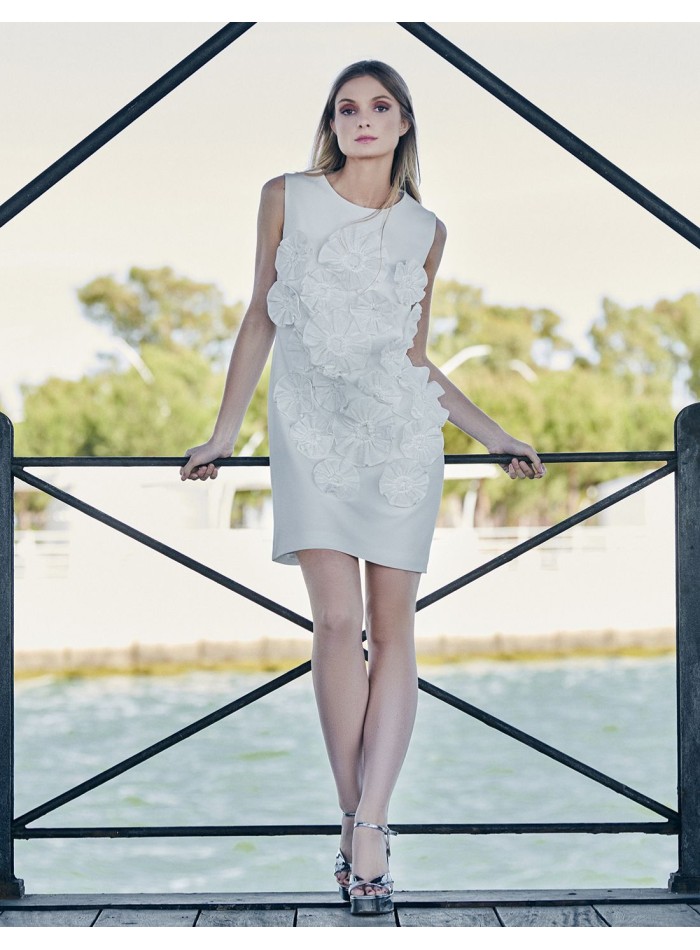 Robe courte unie avec détails floraux