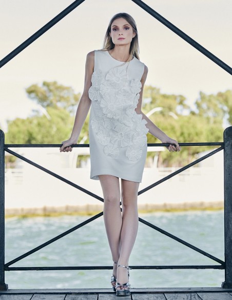 Vestido corto liso con detalle de flores Vestido corto liso con detalle de flores
