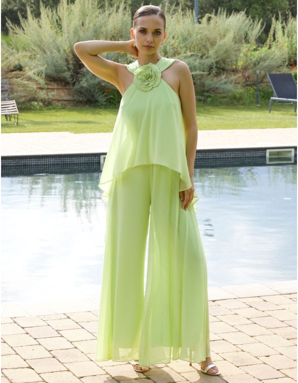 Mono largo de fiesta con vuelo y escote halter verde lima