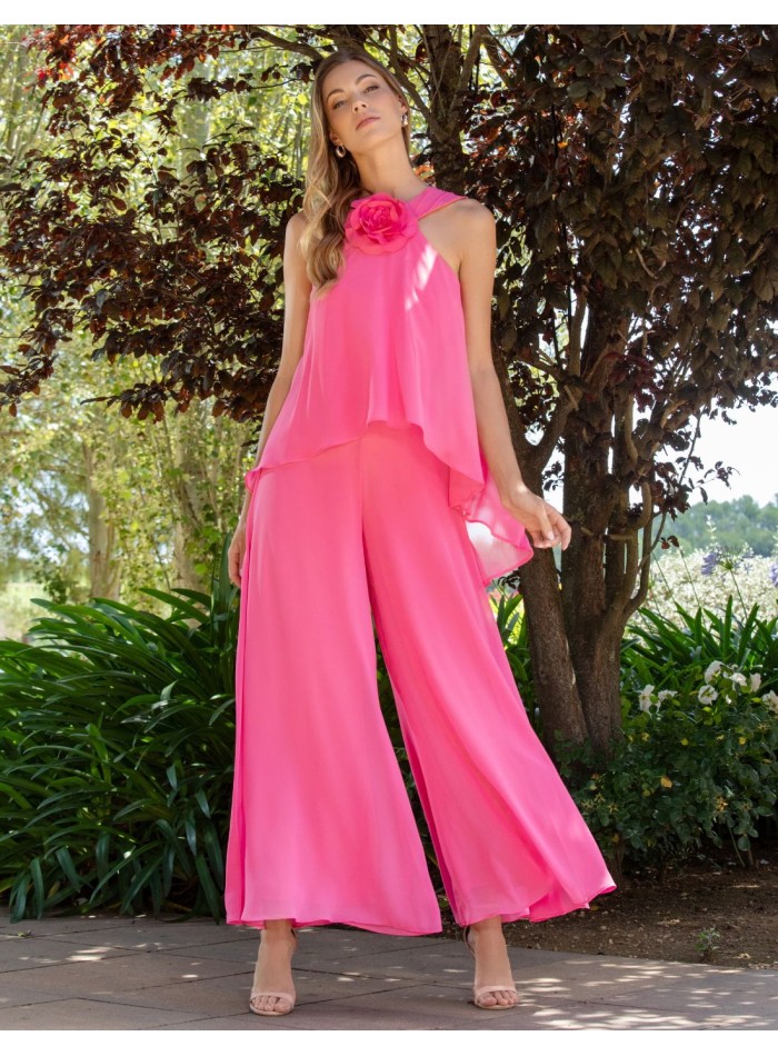 Mono largo de fiesta con vuelo y escote halter fucsia