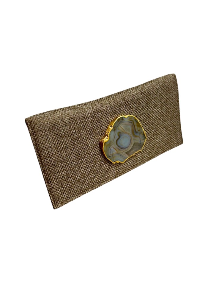 Cartera de mano en yute dorado con broche de piedra para eventos especiales