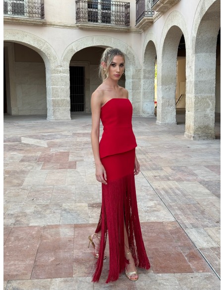 Longue robe rouge avec franges et encolure sans bretelles pour une robe d'invité