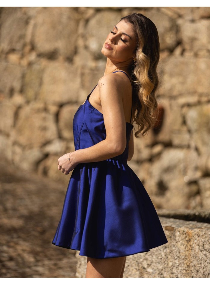 Vestido de fiesta corto con tirantes cruzados