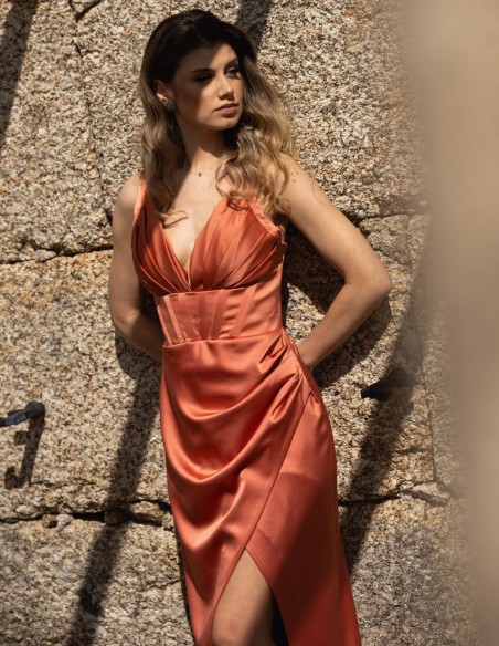 Vestido de fiesta midi con corsé drapeado y apertura lateral Vestido de fiesta midi con corsé drapeado y apertura lateral