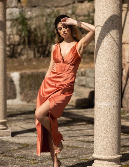 Vestido de fiesta midi con corsé drapeado y apertura lateral Vestido de fiesta midi con corsé drapeado y apertura lateral