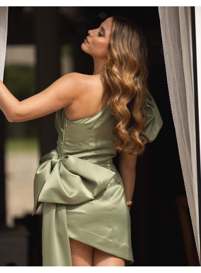Vestido de fiesta corto con manga abullonada y detalle de lazo