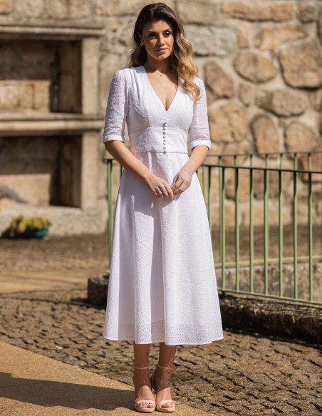 Vestido midi blanco con bordados y manga francesa