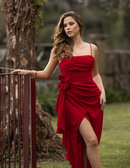 Vestido de fiesta largo rojo con frunces y detalle de flor