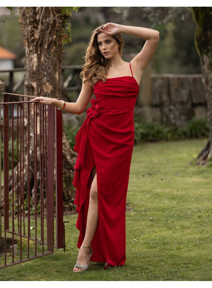Longue robe de soirée rouge à volants et à fleurs