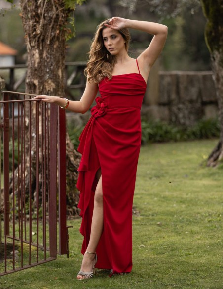 Longue robe de soirée rouge à volants et à fleurs