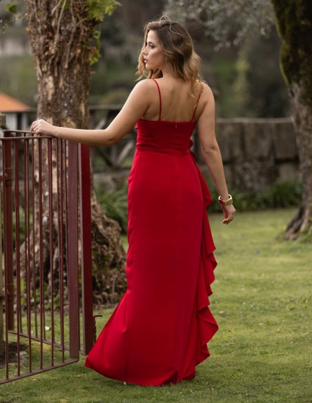 Vestido de fiesta largo rojo con frunces y detalle de flor