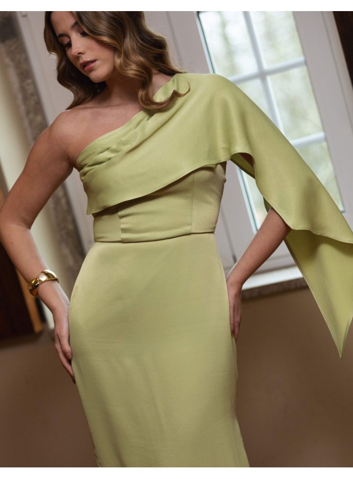 Vestido de fiesta largo verde con escote asimétrico