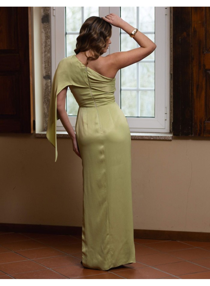 Longue robe de soirée verte à encolure asymétrique