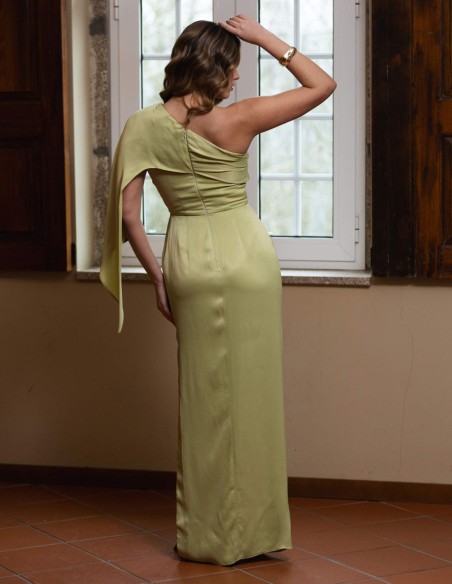 Longue robe de soirée verte à encolure asymétrique