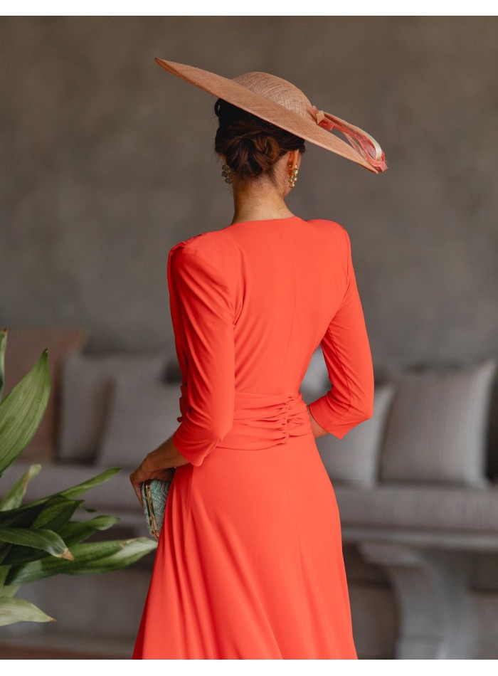 Vestido midi de punto coral con cuerpo drapeado para invitada de boda
