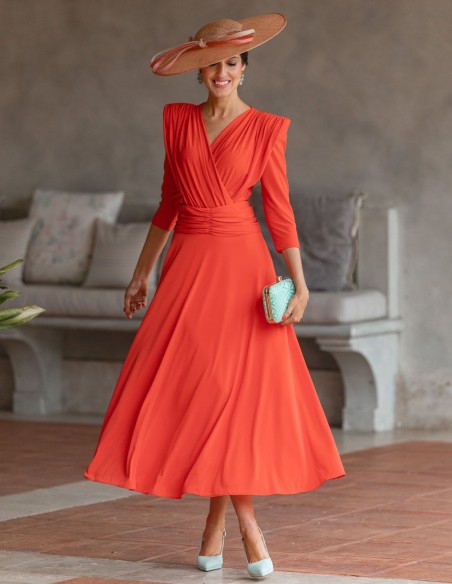 Vestido midi de punto coral con cuerpo drapeado