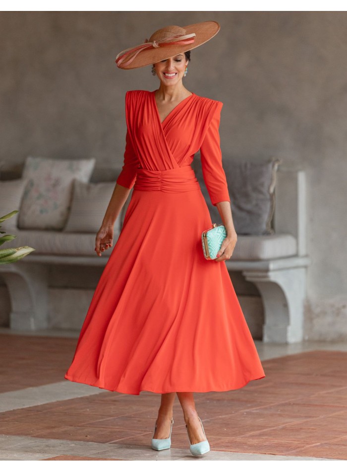 Vestido de invitada midi naranja con escote cruzado