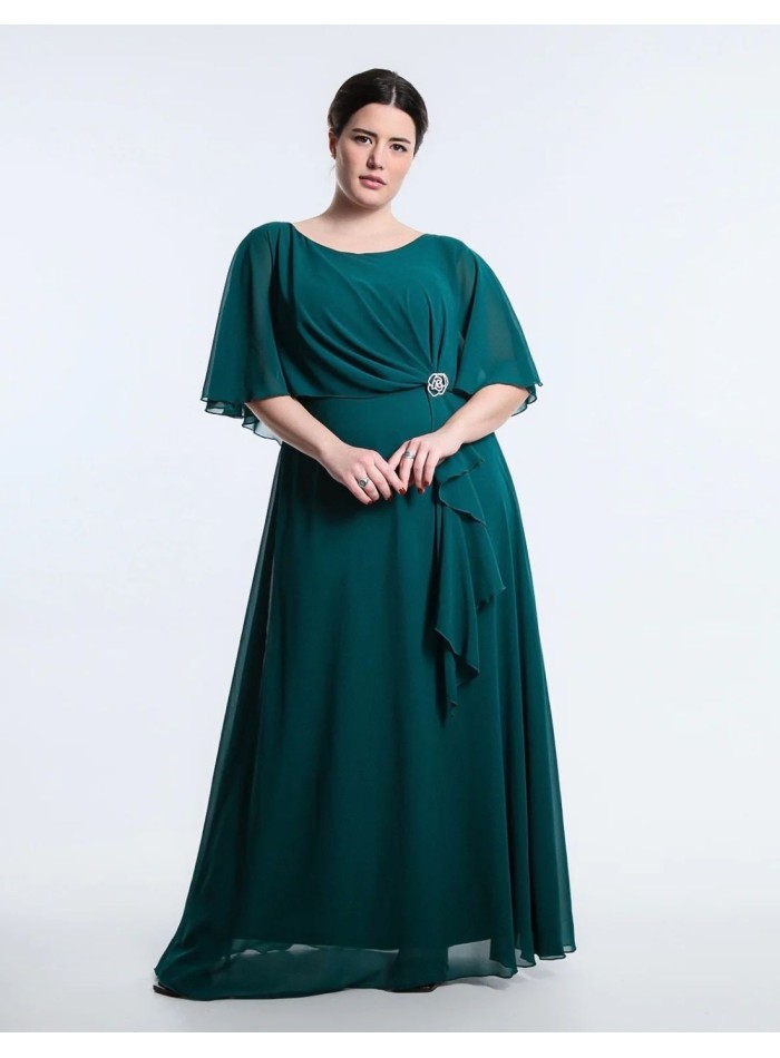 Vestido de invitada largo con broche y capa