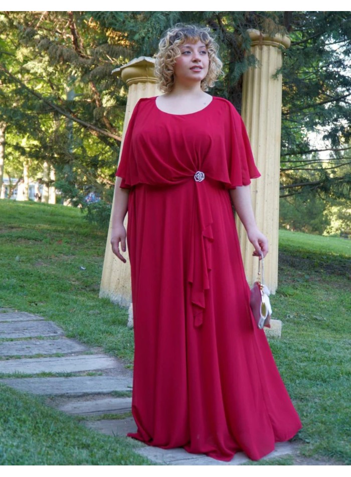 Longue robe d'invité avec broche et cape