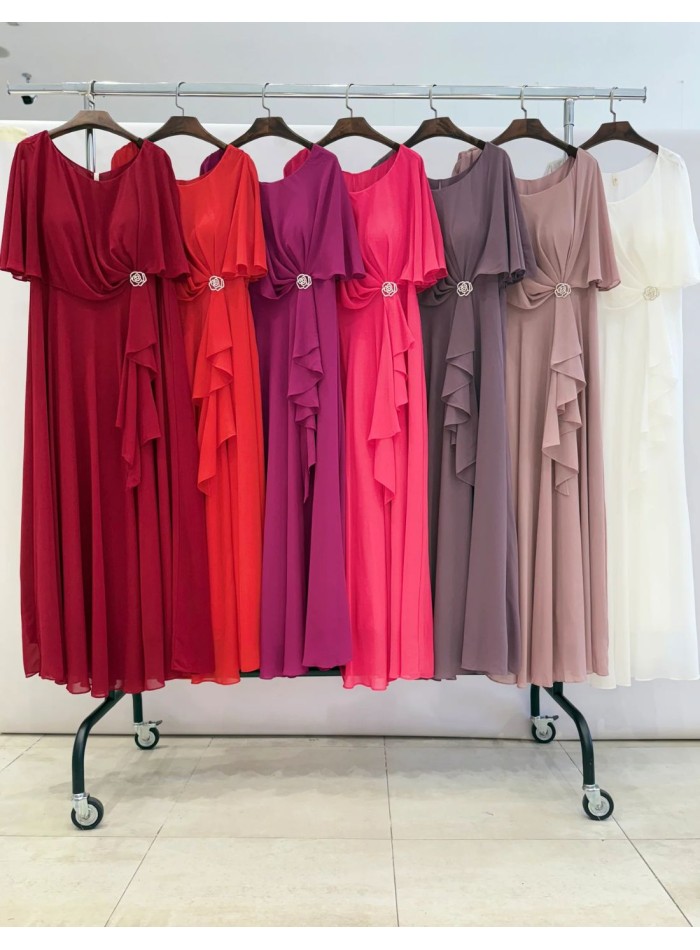 Longue robe d'invité avec broche et cape