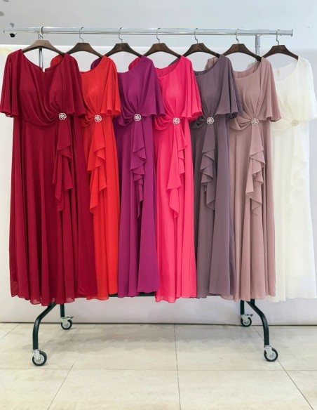 Vestido de invitada largo con broche y capa