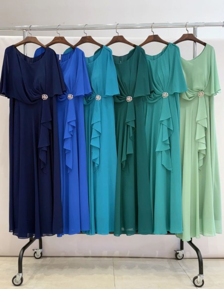 Vestido de invitada largo con broche y capa