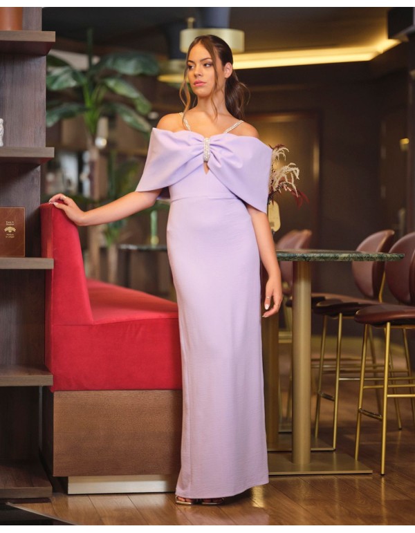 Longue robe d'invité avec encolure à nœud