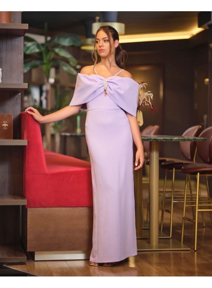 Longue robe d'invité avec encolure à nœud