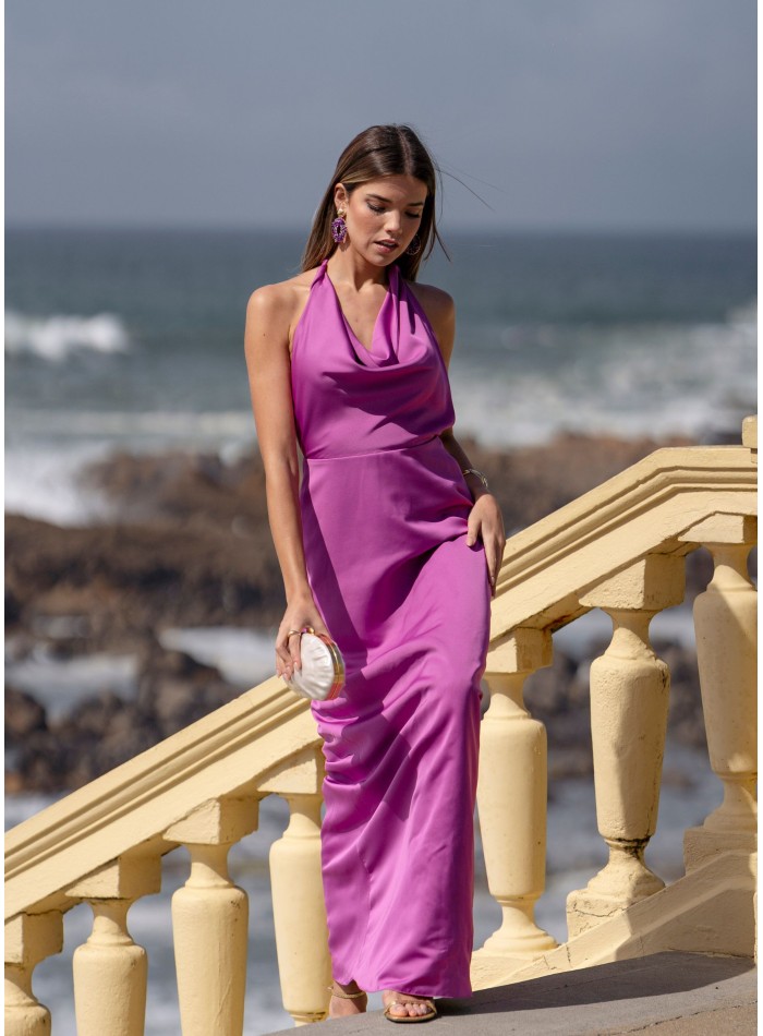 Vestido largo de invitada malva con escote halter drapeado para bodas de tarde