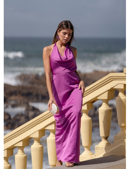 Vestido largo de invitada malva con escote halter drapeado para bodas de tarde Vestido largo de invitada malva con escote halter drapeado para bodas de tarde