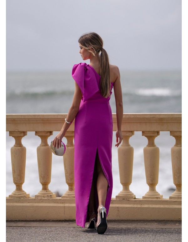 Vestido largo fucsia de invitada con escote asimétrico y lazada 2