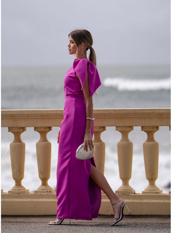 Robe longue d'invité fuchsia avec encolure...