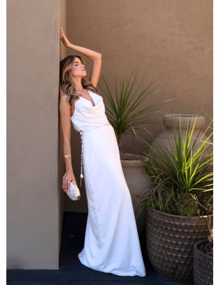 Longue robe blanche à décolleté plongeant