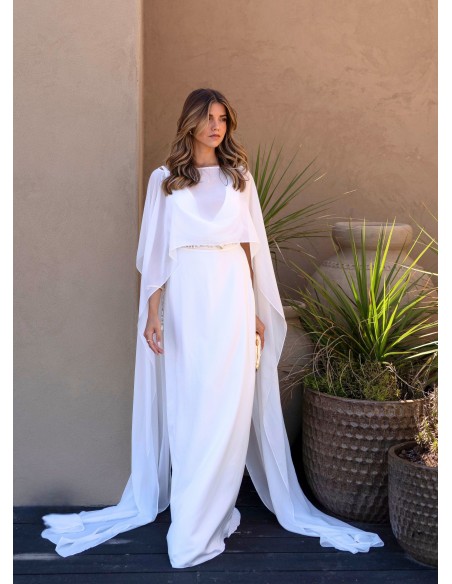 Longue robe blanche à décolleté plongeant