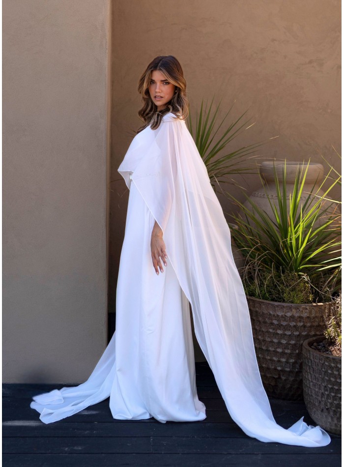 Vestido largo blanco con escote efecto caído para prebodas