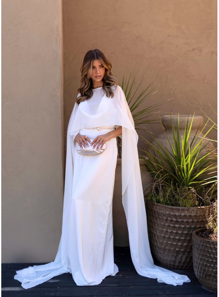 Longue robe blanche à décolleté plongeant