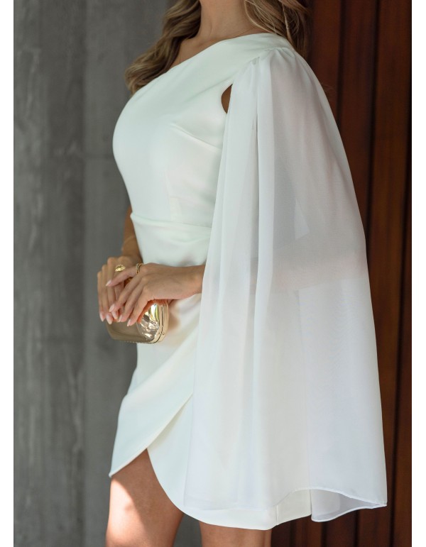 Robe courte blanche à encolure asymétrique et manches cape 2