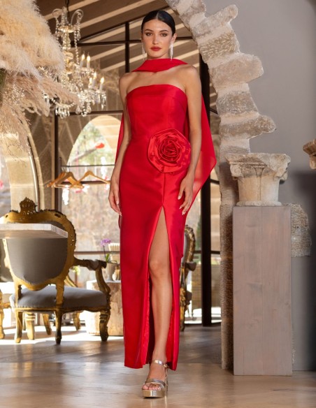 Vestido de invitada largo satinado con detalle de flor