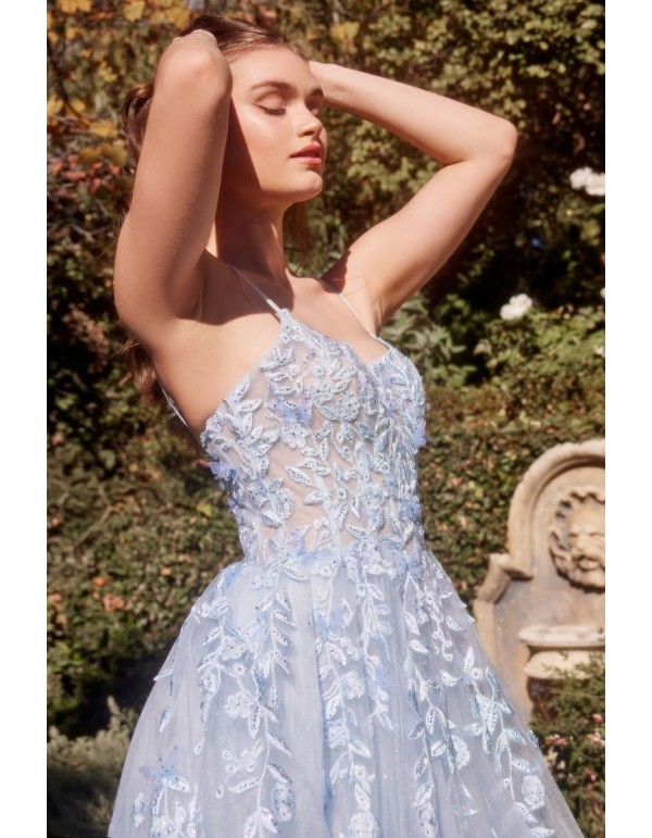 Vestido de fiesta largo con cuerpo bordado y falda de tul en azul cielo 2
